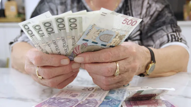 Przepracowała 40 lat i 20 lat później przeszła na emeryturę. Taki dostała przelew z ZUS