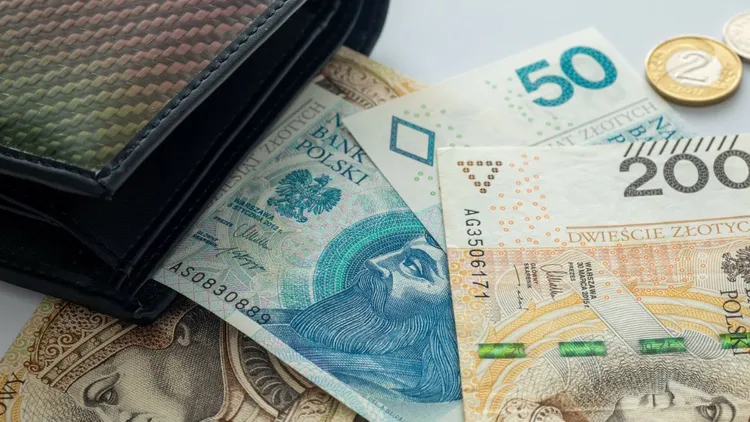 Wzrost płacy minimalnej 2026. Tyle dokładnie wychodzi „na rękę” na umowie o pracę i zleceniu