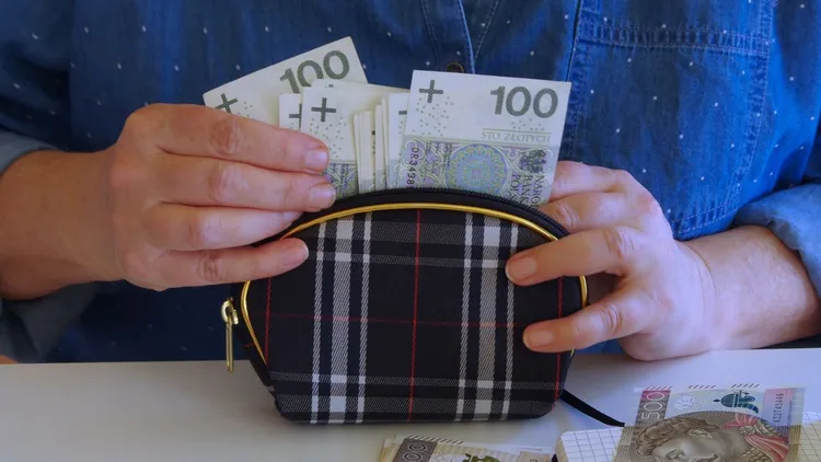 1050 zł więcej dla emerytów z tych roczników. Na ich konta wpływa 6590 zł miesięcznie