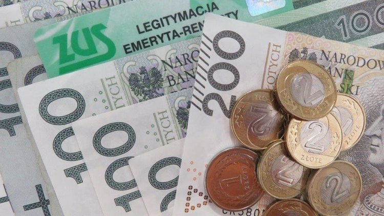 Wysokość emerytury a termin złożenia wniosku. Sprawdziliśmy, kiedy seniorzy mogą otrzymać więcej pieniędzy
