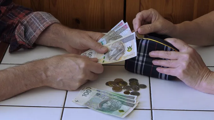 Waloryzacja emerytury od 1 lipca. Do portfeli polskich seniorów wpadnie dodatkowa kwota