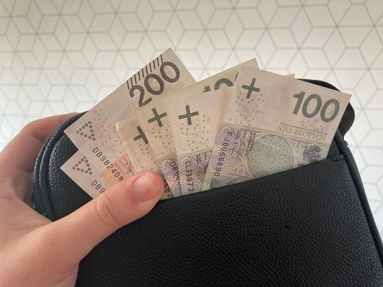 Od soboty podwyżka pensji dla trzech milionów Polaków. Wzrosną też niektóre świadczenia