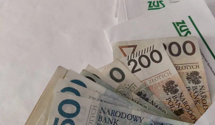 Można dostać 3920 zł lub 2988 zł. Trzeba wybrać jedno świadczenie