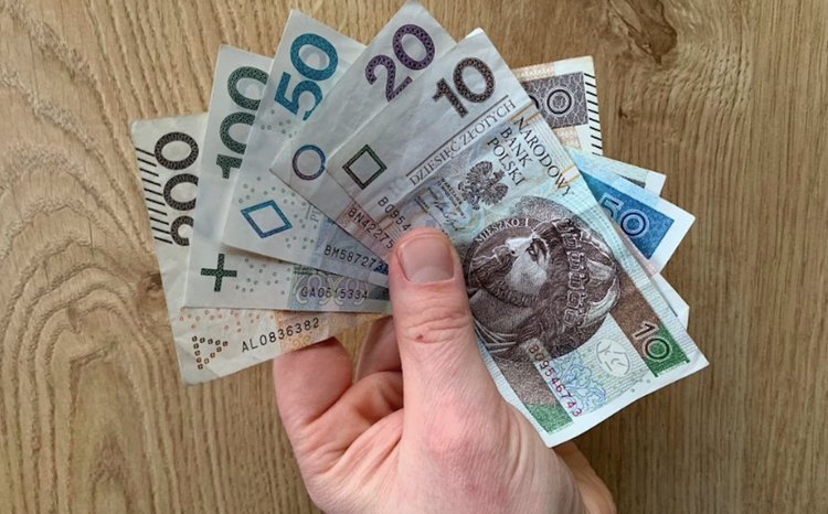 Dodatek inflacyjny w wysokości 4000 zł już wpływa na konta. Wsparcie trafiło do tysięcy Polaków