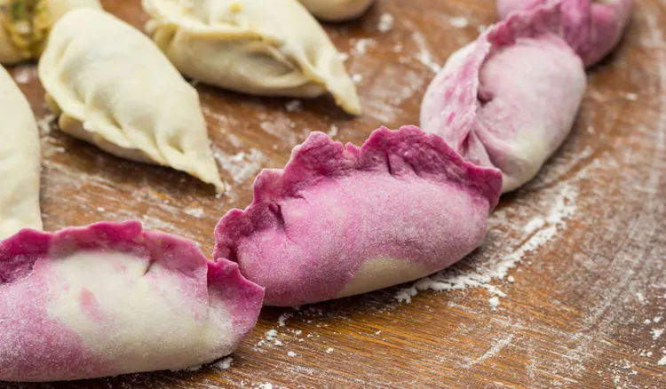 Biorę młode buraki, twaróg i lepię wiosenne pierogi. Żałuję, że wcześniej ich nie znałem