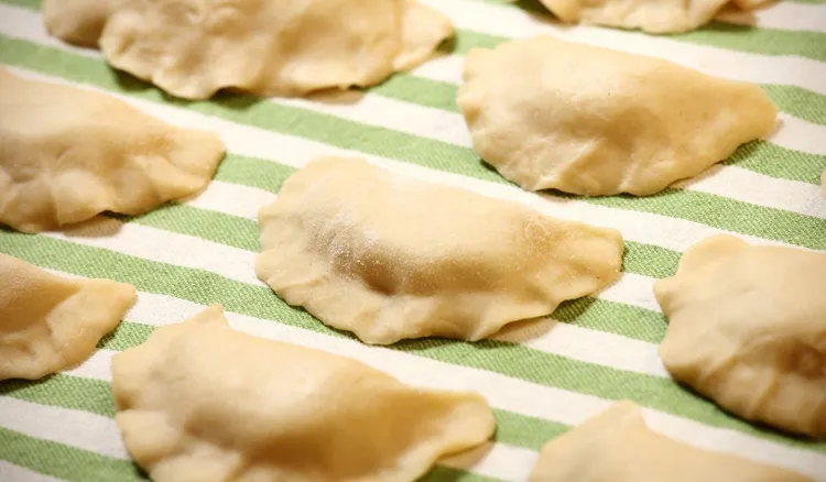 Zetrzyj na tarce i dodaj do mięsa. Jak dla mnie nie ma lepszego farszu na pierogi