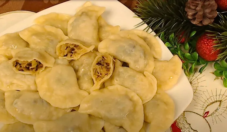 Przepis na te pierogi dostałem od babci. Co roku robię je na święta, pierwsze znikają ze stołu