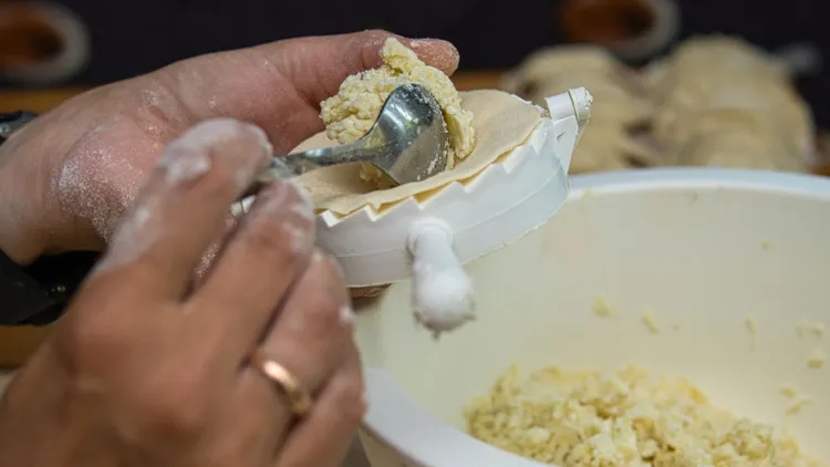 Dodaję do ziemniaków zamiast twarogu i zawijam w ciasto. Najlepsze pierogi na świecie