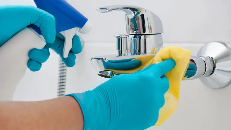 Wystarczą dwa produkty z kuchni. Domowy płyn do sprzątania pachnie jak jesienne ciasto