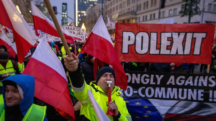 Czy Polska powinna opuścić Unię Europejską? Polacy wypowiedzieli się w najnowszym sondażu
