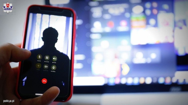 79-latek zainstalował aplikację i stracił majątek. Policja ostrzega Polaków