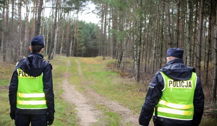 Policja zgubiła drona wartego 200 tys. zł. Mógł ulec przejęciu, albo wciągnęło go bagno