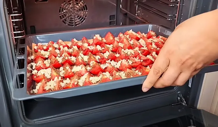 Pokrój pomidory, obsyp czosnkiem i wstaw do piekarnika. Ten przepis polecam każdemu