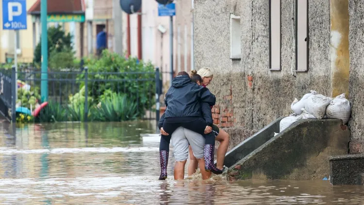 Nawet 10 dni urlopu z powodu powodzi. Komu przysługują dodatkowe dni wolne?