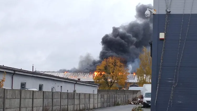 Kłęby dymu nad polską miejscowością. Płonie zakład meblarski. RCB rozesłało pilny alert