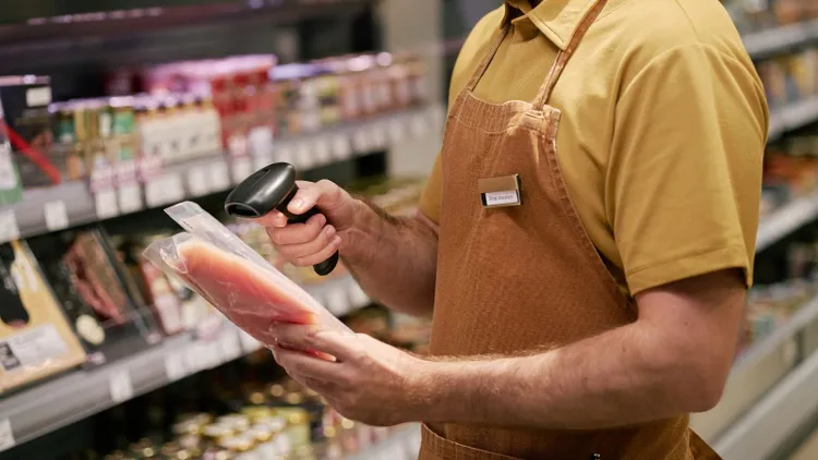 Dyskonty pilnie szukają magazynierów. Takie pensje "na start" oferuje Biedronka, Lidl, Dino i Aldi
