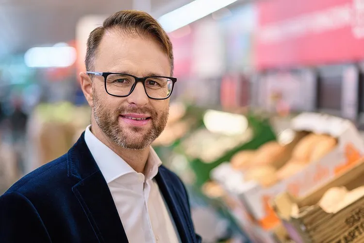 Prezes Lidla Włodzimierz Wlaźlak w rozmowie z Karolem Okrasą. “Lidl to obietnica uczciwości” 
