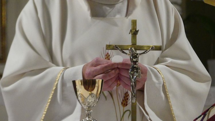 Skandal na parafii. Proboszcz wyprowadził z konta ponad milion złotych. Wiadomo, co mu grozi