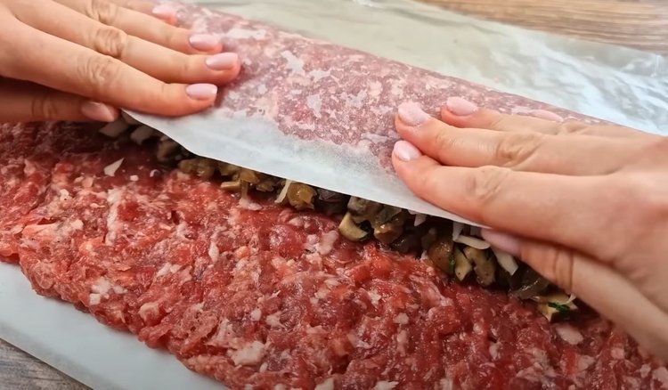 Ułóż kilka dodatków na mięsie mielonym i zawiń wszystko w rulon. Dawno nie jadłam tak dobrego obiadu
