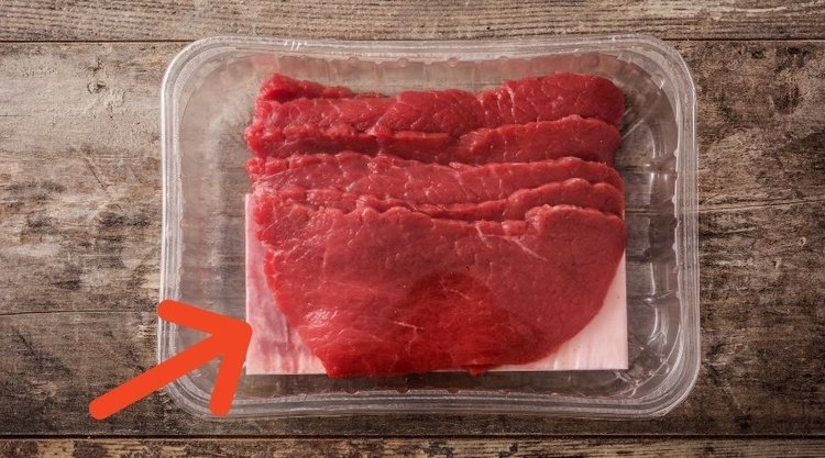 Jaką funkcję ma podkładka w plastikowym opakowaniu na mięso?