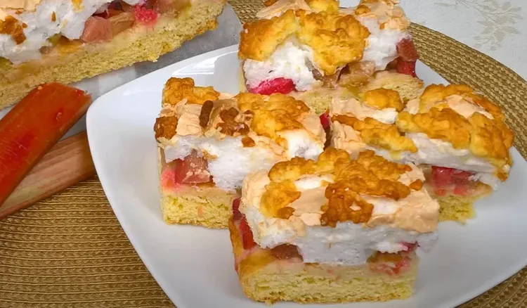 W sezonie zawsze piekę to ciasto z rabarbarem. Cała blacha znika do ostatniego okruszka