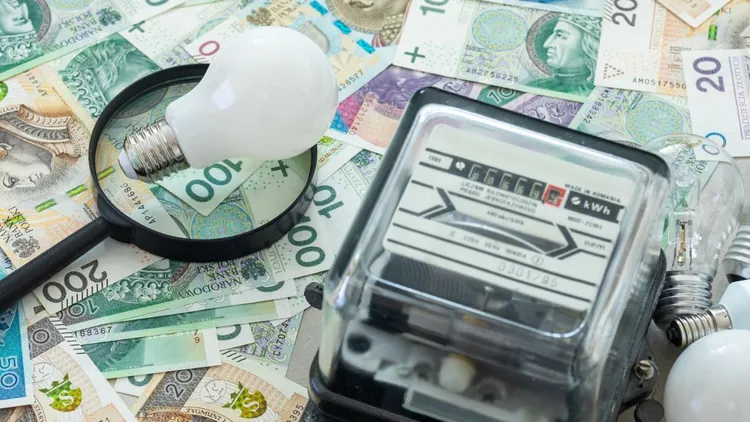 ZUS dopłaca 300 zł do rachunków za prąd. Takie warunki trzeba spełnić 
