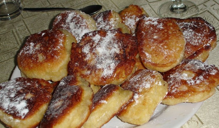 Biorę twaróg i mieszam go z kilkoma składnikami. Po chwili mam pyszne racuchy, to moje ulubione śniadanie
