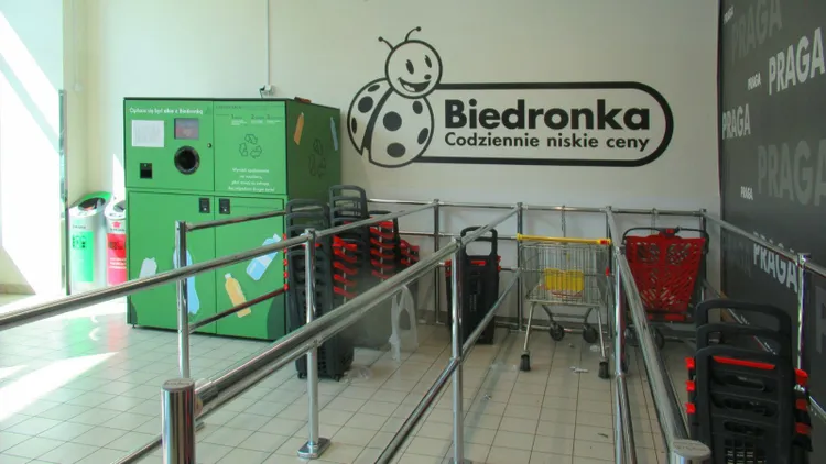 Zwrócił kilkaset puszek w Biedronce. Zamiast pieniędzy, przy kasie czekało go rozczarowanie