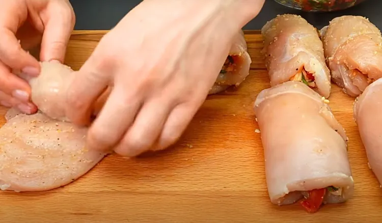 Natrzyj przyprawami, dodaj nadzienie i zawiń. Pieczone roladki z kurczaka będą wyśmienite