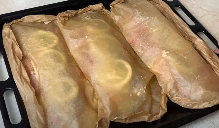 Zawijam wszystko w papier, kładę na blachę i zapiekam. W chwilę mam obiad na każdą kieszeń