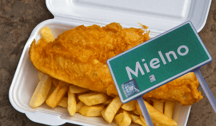Polski dorsz groźniejszy niż rekiny w Egipcie. Cena ryby w panierce w Mielnie jest zabójcza
