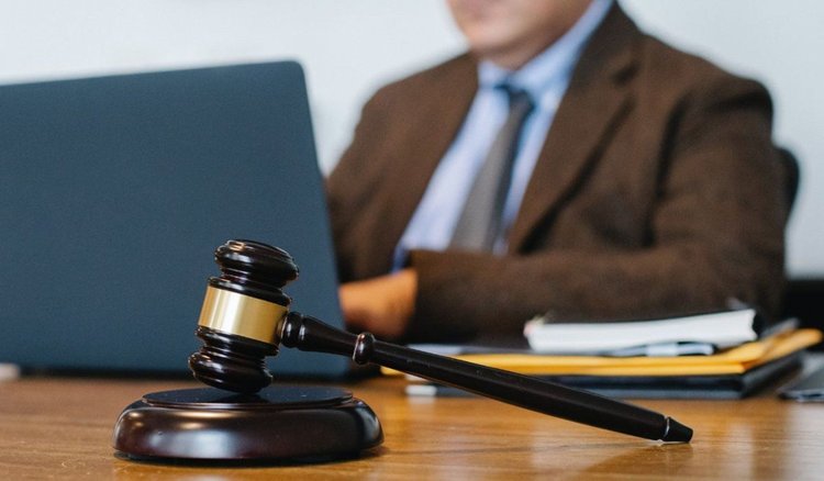 Nietrzeźwy kierowca skazany na więzienie za jazdę samochodem po swoim podwórku. RPO interweniuje