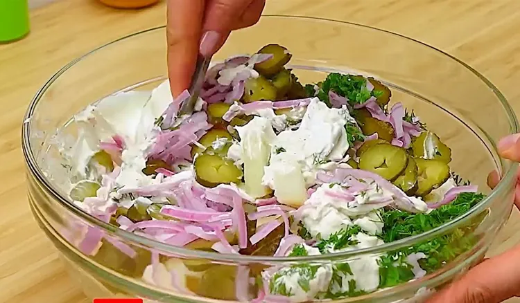 Zrobienie tej sałatki zajmuje mi kilka minut. Smakuje lepiej, niż z restauracji, a składniki są bajecznie tanie