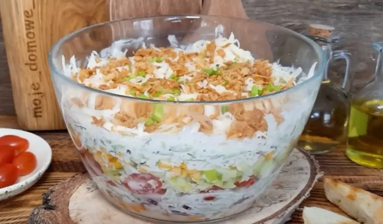 Już nie jarzynowa i gyros. Ta sałatka z ogórkowym sosem jest przebojem tych wakacji