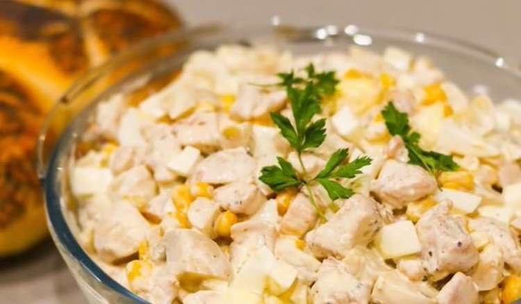 Tę sałatkę robię z zaledwie kilku składników. Smakiem bije na głowę klasyczną jarzynową