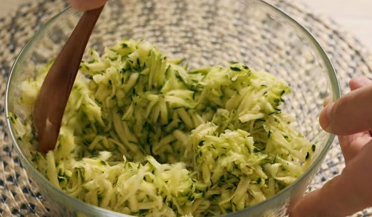 Te sałatkę z cukinii podpatrzyłam na wczasach w Grecji. Odtworzyłam ją w domu, każdy prosi o przepis