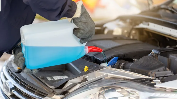 Auto nie odpala zimą? Ten punkt pod maską zawsze ratuje sytuację. Mało kto o tym wie