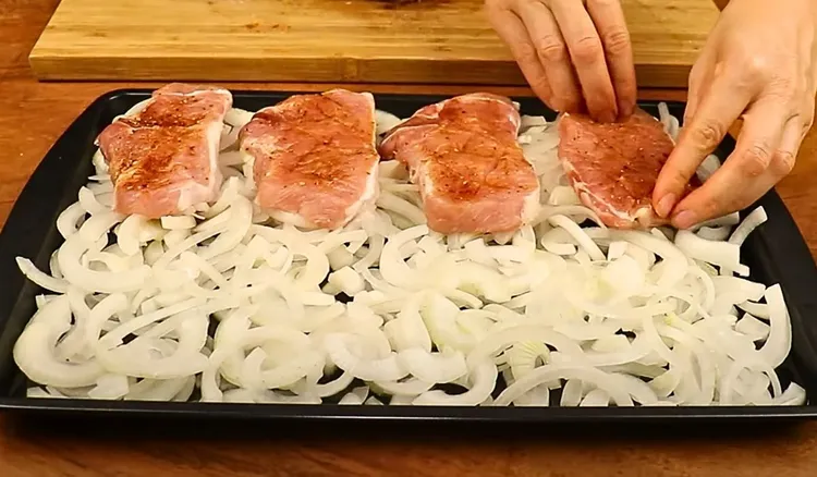 Pokrój cebulę i ułóż plastry schabu. Ten obiad robię praktycznie w każdy weekend