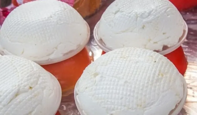 Wymieszaj jogurt grecki z solą i włóż do lodówki. Ten ser jest lepszy niż twaróg