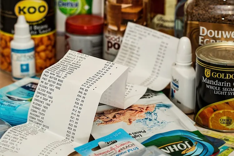 Niektóre sklepy ”zamrażają VAT”. Jest odpowiedź Żabki