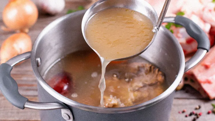 Nie z kurczaka i nie z samego mięsa. Taki kolagenowy rosół wychodzi najbardziej aromatyczny