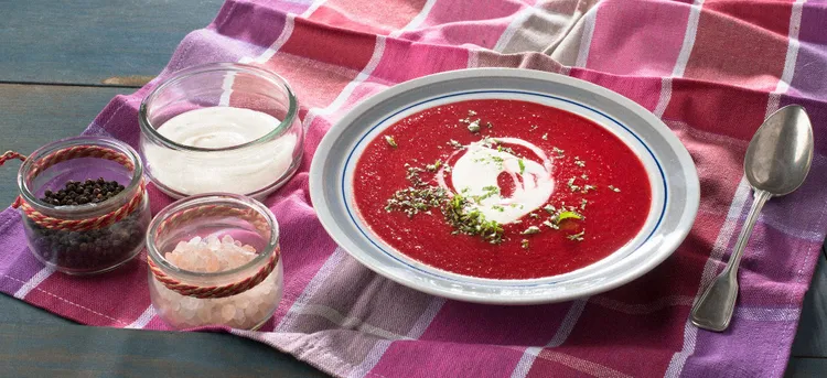 Zupa buraczana z jabłkiem – robię ją, gdy czuję się „ciężko”. Krem jest gotowy w 30 minut