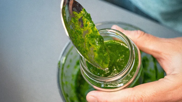 3 proste kroki i domowe pesto gotowe. Ten sos smakuje jak z dobrej restauracji