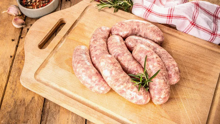 Mrożenie białej kiełbasy bez wpadek – dwa sposoby i jeden błąd, który psuje smak. Zrób to teraz, a na Wielkanoc wyjmiesz ją jak świeżą
