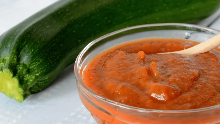 Babciny ketchup z cukinii na zimę. Sprawdzona receptura i idealne proporcje