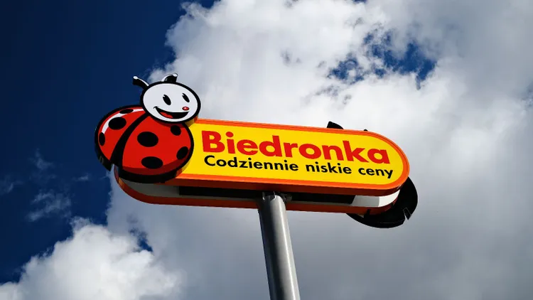 Rekordowe promocje w Biedronce 17 września. Akcje 1+1, masło za 99 groszy, a uwielbiany produkt jak za darmo. Polacy robią zapasy