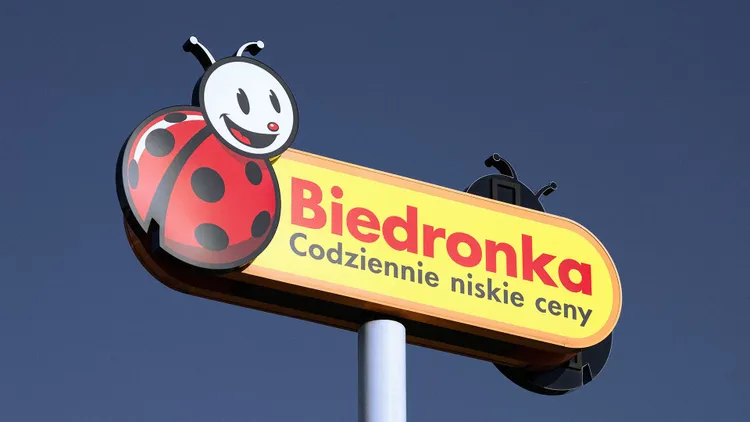 Biedronka wypłaci 4000 zł brutto. Ta wiadomość może namieszać w domowych budżetach wielu rodzin
