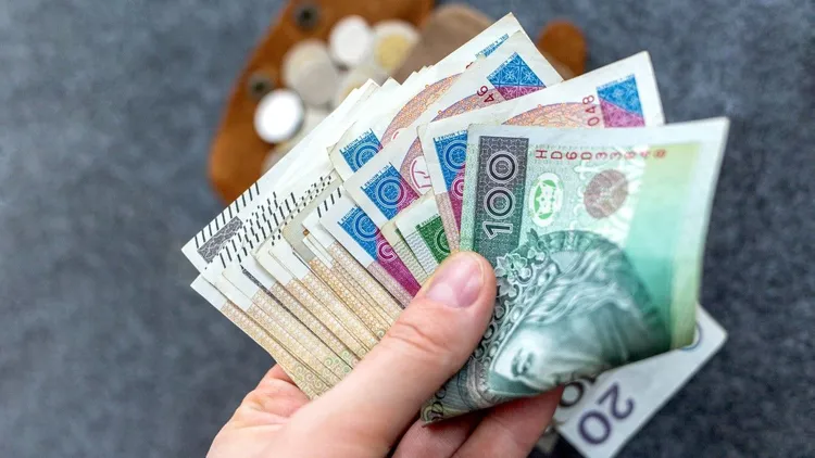Prawie nikt nie składa wniosków, a ZUS daje 1400 zł przez 3 lata. Mało Polaków wie o tym świadczeniu