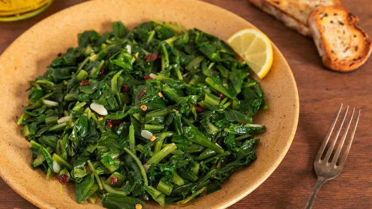To warzywo ma 17 kcal i chrupie jak marzenie. Zrób z niej sałatkę, a brzuch ci podziękuje