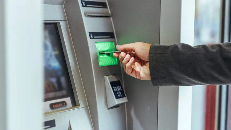 To nie awaria bankomatu. W ten sposób złodzieje wyzerują twoje konto